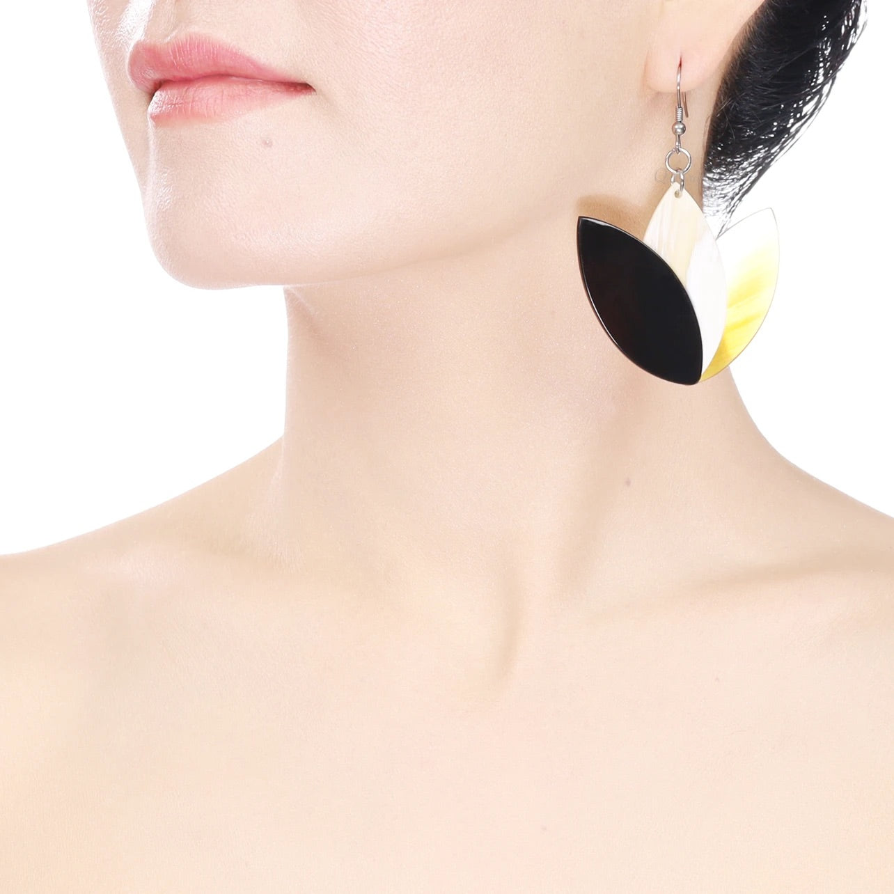 Lightweight Horn Clower B/W Fish Hook Earrings | Pantalla de Cuerno
