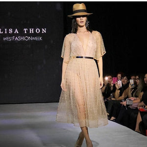 Final del Desfile de Lisa Thon "Trayectoria" en el West Fashion Week 2017 en Rincón of the Seas  - Nota de Traffic-Chic