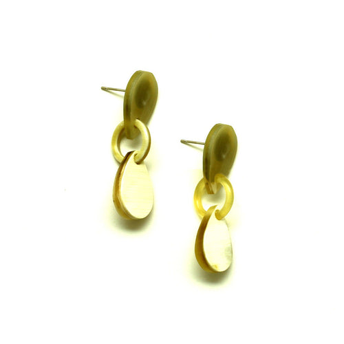 Lightweight Polished Small Light Color Post Earrings | Pantallas de Cuerno