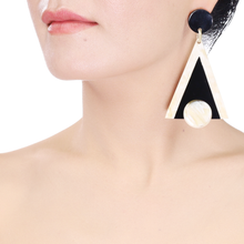 Lightweight Horn Large Triangles B/W Post Earrings | Pantalla de Cuerno