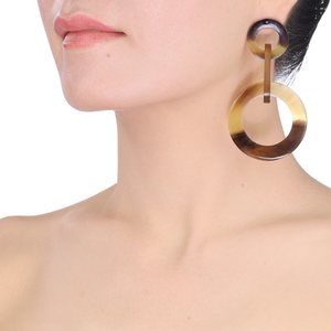 Lightweight Horn Caramel Circle Shape Post Earrings | Pantalla de Cuerno