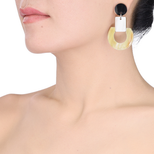 Lightweight Horn Black/White Circle Shape Post Earrings | Pantalla de Cuerno