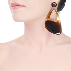 Lightweight Caramel Horn Large Oval Post Earrings | Pantalla de Cuerno